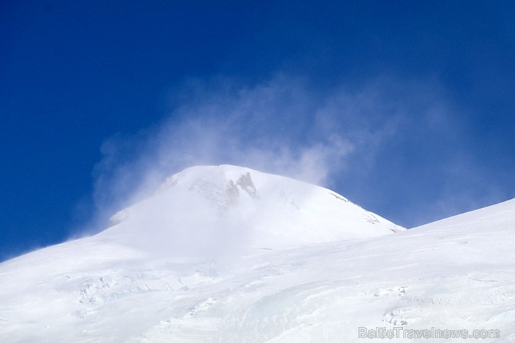Travelnews.lv ar gaisa trošu vagoniņu uzbrauc sniegotajā Elbrusā līdz 3847 metriem. Atbalsta: Magtur 268344