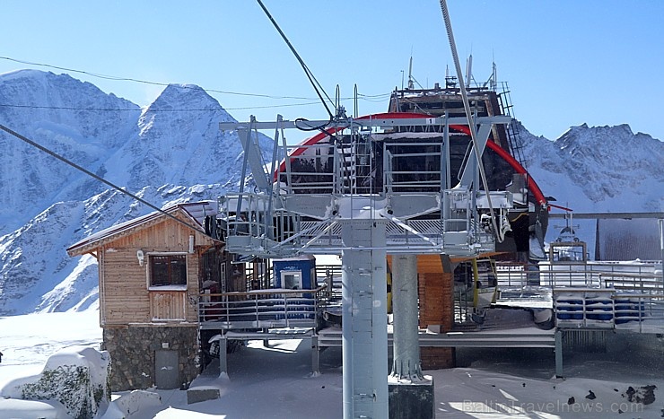 Travelnews.lv ar gaisa trošu vagoniņu uzbrauc sniegotajā Elbrusā līdz 3847 metriem. Atbalsta: Magtur 268348