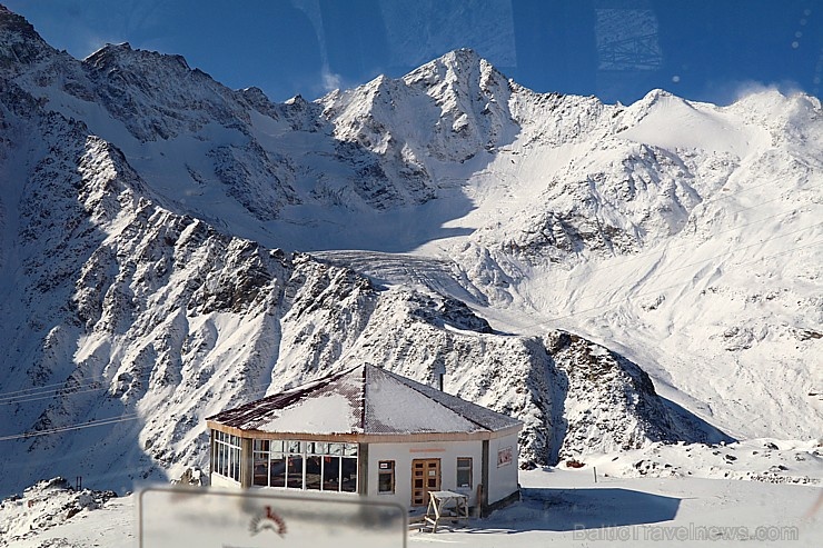 Travelnews.lv ar gaisa trošu vagoniņu uzbrauc sniegotajā Elbrusā līdz 3847 metriem. Atbalsta: Magtur 268350