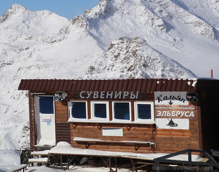 Travelnews.lv ar gaisa trošu vagoniņu uzbrauc sniegotajā Elbrusā līdz 3847 metriem. Atbalsta: Magtur 268351