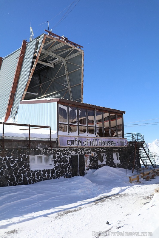 Travelnews.lv ar gaisa trošu vagoniņu uzbrauc sniegotajā Elbrusā līdz 3847 metriem. Atbalsta: Magtur 268352