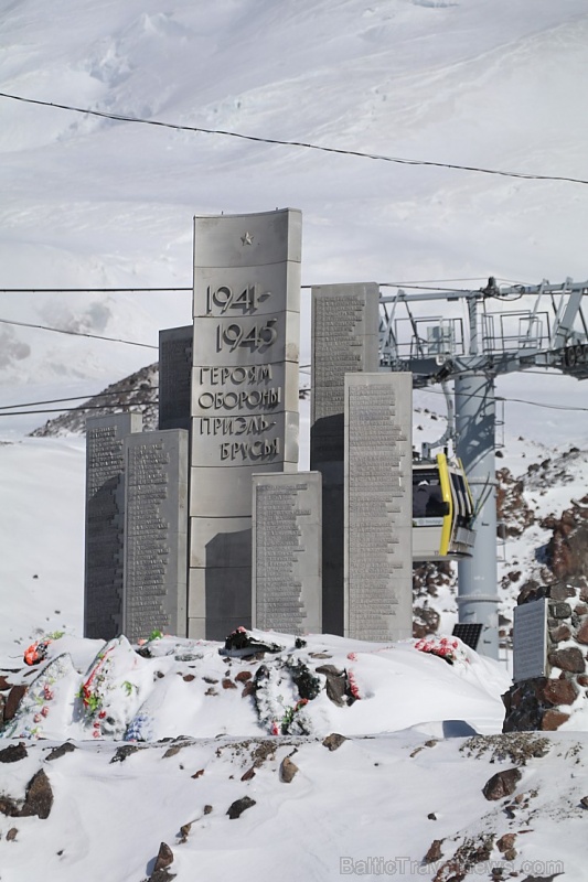 Travelnews.lv ar gaisa trošu vagoniņu uzbrauc sniegotajā Elbrusā līdz 3847 metriem. Atbalsta: Magtur 268353