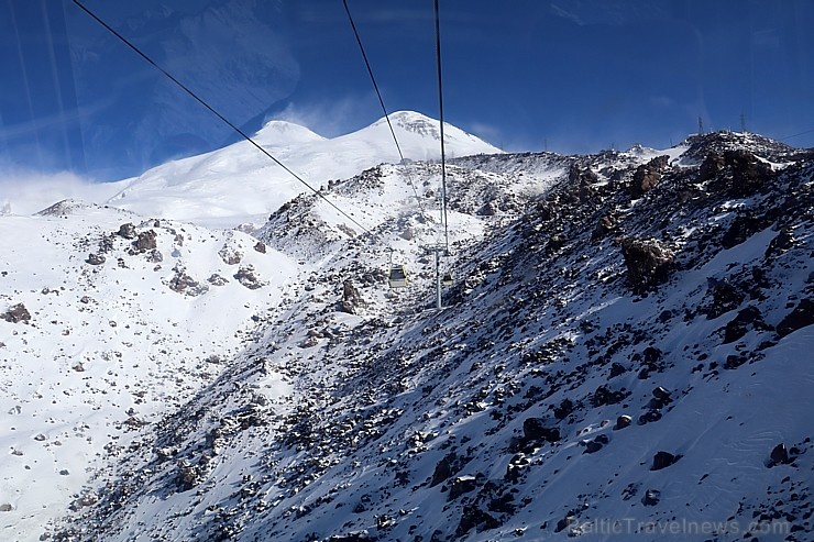 Travelnews.lv ar gaisa trošu vagoniņu uzbrauc sniegotajā Elbrusā līdz 3847 metriem. Atbalsta: Magtur 268354