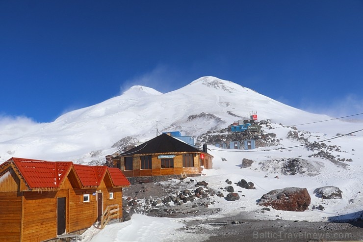 Travelnews.lv ar gaisa trošu vagoniņu uzbrauc sniegotajā Elbrusā līdz 3847 metriem. Atbalsta: Magtur 268355