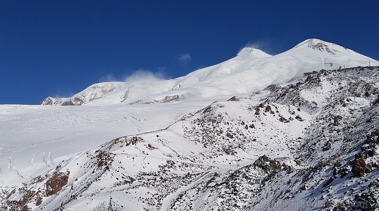 Travelnews.lv ar gaisa trošu vagoniņu uzbrauc sniegotajā Elbrusā līdz 3847 metriem. Atbalsta: Magtur 268356