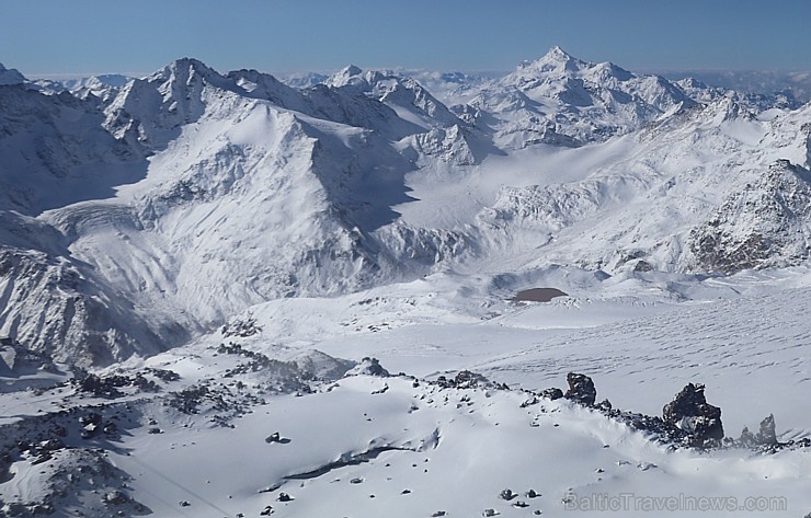 Travelnews.lv ar gaisa trošu vagoniņu uzbrauc sniegotajā Elbrusā līdz 3847 metriem. Atbalsta: Magtur 268359