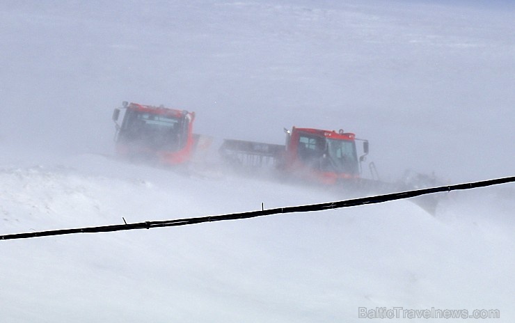 Travelnews.lv ar gaisa trošu vagoniņu uzbrauc sniegotajā Elbrusā līdz 3847 metriem. Atbalsta: Magtur 268360