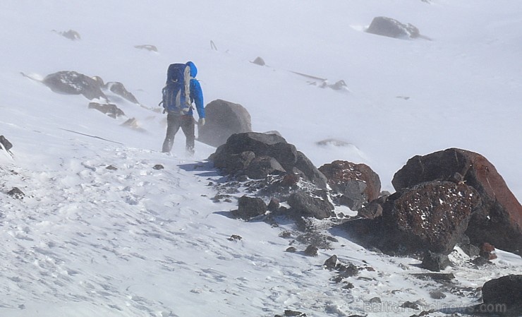 Travelnews.lv ar gaisa trošu vagoniņu uzbrauc sniegotajā Elbrusā līdz 3847 metriem. Atbalsta: Magtur 268361