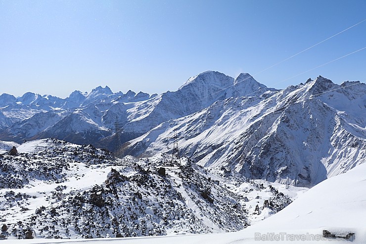 Travelnews.lv ar gaisa trošu vagoniņu uzbrauc sniegotajā Elbrusā līdz 3847 metriem. Atbalsta: Magtur 268363