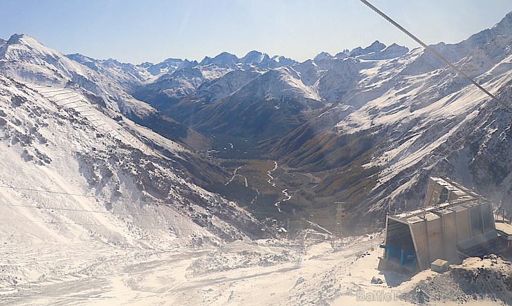 Travelnews.lv ar gaisa trošu vagoniņu uzbrauc sniegotajā Elbrusā līdz 3847 metriem. Atbalsta: Magtur 268364