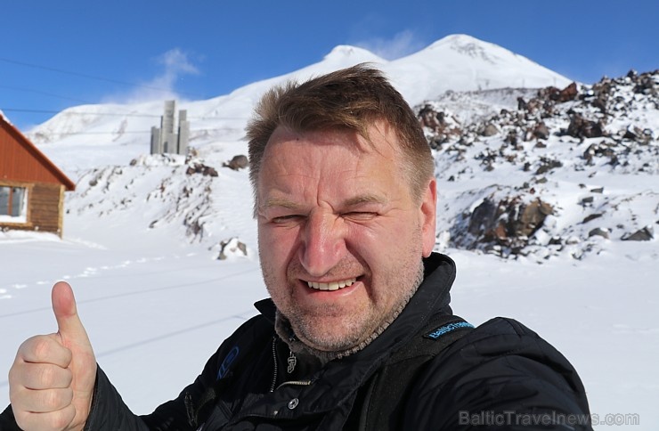 Travelnews.lv ar gaisa trošu vagoniņu uzbrauc sniegotajā Elbrusā līdz 3847 metriem. Atbalsta: Magtur 268367