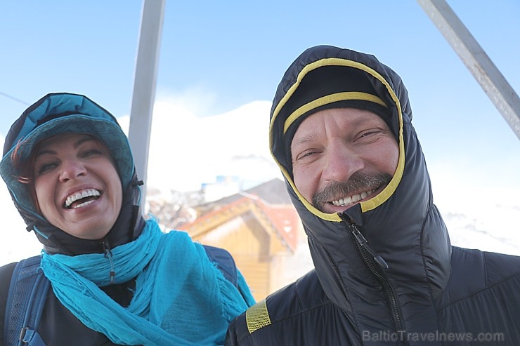 Travelnews.lv ar gaisa trošu vagoniņu uzbrauc sniegotajā Elbrusā līdz 3847 metriem. Atbalsta: Magtur 268368