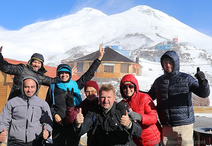Travelnews.lv ar gaisa trošu vagoniņu uzbrauc sniegotajā Elbrusā līdz 3847 metriem. Atbalsta: Magtur 268369