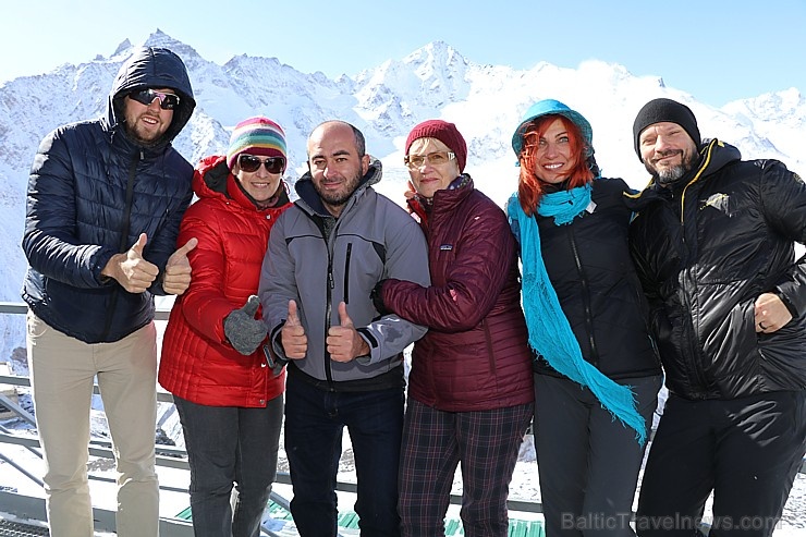 Travelnews.lv ar gaisa trošu vagoniņu uzbrauc sniegotajā Elbrusā līdz 3847 metriem. Atbalsta: Magtur 268374