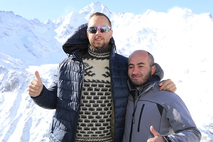 Travelnews.lv ar gaisa trošu vagoniņu uzbrauc sniegotajā Elbrusā līdz 3847 metriem. Atbalsta: Magtur 268376