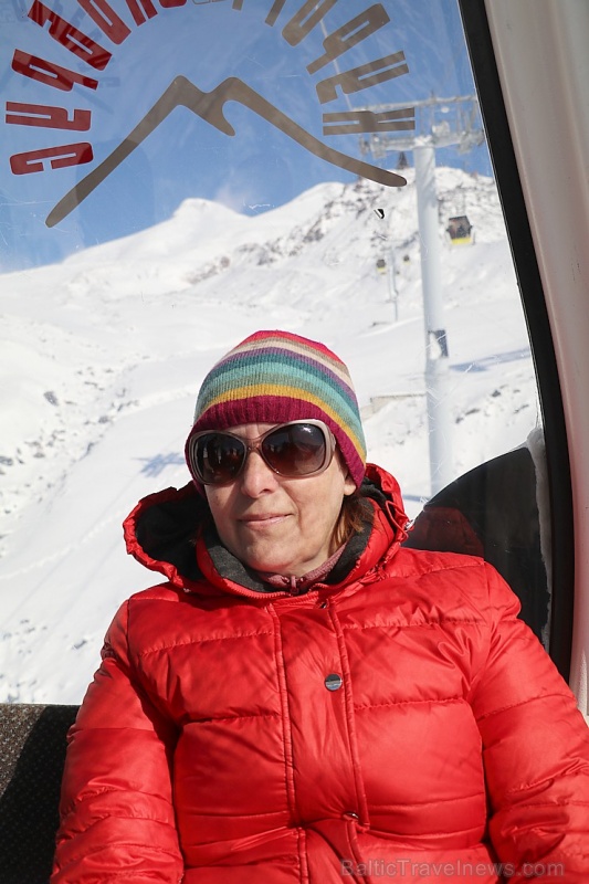 Travelnews.lv ar gaisa trošu vagoniņu uzbrauc sniegotajā Elbrusā līdz 3847 metriem. Atbalsta: Magtur 268379