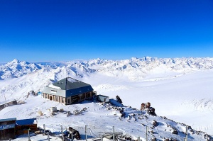 Travelnews.lv ar gaisa trošu vagoniņu uzbrauc sniegotajā Elbrusā līdz 3847 metriem. Atbalsta: Magtur 1