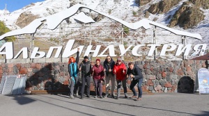 Travelnews.lv ar gaisa trošu vagoniņu uzbrauc sniegotajā Elbrusā līdz 3847 metriem. Atbalsta: Magtur 5