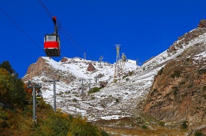 Travelnews.lv ar gaisa trošu vagoniņu uzbrauc sniegotajā Elbrusā līdz 3847 metriem. Atbalsta: Magtur 7