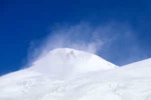 Travelnews.lv ar gaisa trošu vagoniņu uzbrauc sniegotajā Elbrusā līdz 3847 metriem. Atbalsta: Magtur 10