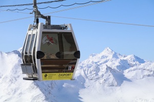 Travelnews.lv ar gaisa trošu vagoniņu uzbrauc sniegotajā Elbrusā līdz 3847 metriem. Atbalsta: Magtur 12