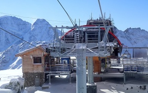 Travelnews.lv ar gaisa trošu vagoniņu uzbrauc sniegotajā Elbrusā līdz 3847 metriem. Atbalsta: Magtur 14