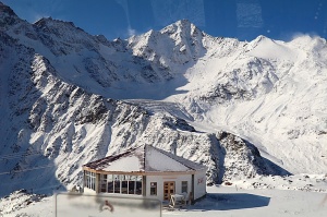 Travelnews.lv ar gaisa trošu vagoniņu uzbrauc sniegotajā Elbrusā līdz 3847 metriem. Atbalsta: Magtur 16