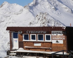 Travelnews.lv ar gaisa trošu vagoniņu uzbrauc sniegotajā Elbrusā līdz 3847 metriem. Atbalsta: Magtur 17