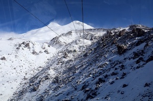 Travelnews.lv ar gaisa trošu vagoniņu uzbrauc sniegotajā Elbrusā līdz 3847 metriem. Atbalsta: Magtur 20
