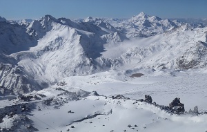 Travelnews.lv ar gaisa trošu vagoniņu uzbrauc sniegotajā Elbrusā līdz 3847 metriem. Atbalsta: Magtur 25