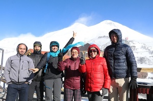 Travelnews.lv ar gaisa trošu vagoniņu uzbrauc sniegotajā Elbrusā līdz 3847 metriem. Atbalsta: Magtur 31