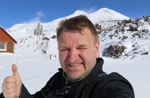 Travelnews.lv ar gaisa trošu vagoniņu uzbrauc sniegotajā Elbrusā līdz 3847 metriem. Atbalsta: Magtur 33