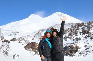 Travelnews.lv ar gaisa trošu vagoniņu uzbrauc sniegotajā Elbrusā līdz 3847 metriem. Atbalsta: Magtur 38