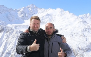 Travelnews.lv ar gaisa trošu vagoniņu uzbrauc sniegotajā Elbrusā līdz 3847 metriem. Atbalsta: Magtur 41