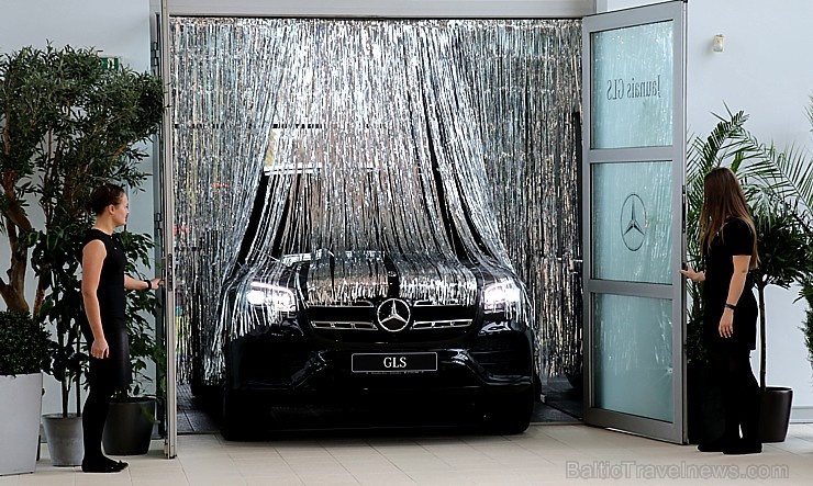 «Domenikss» medijiem prezentē jaunās paaudzes «Mercedes Benz GLS» apvidus automobili 269120