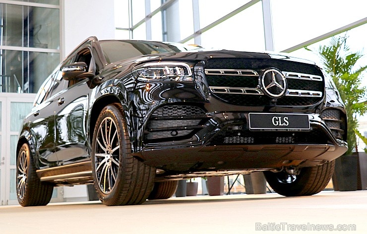 «Domenikss» medijiem prezentē jaunās paaudzes «Mercedes Benz GLS» apvidus automobili 269139