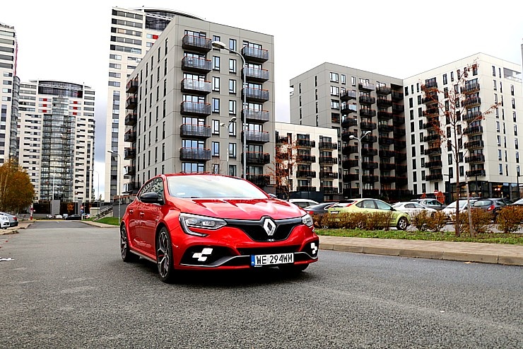 Travelnews.lv apceļo Rīgas apkārtni ar jauno un 300 zirgspēku jaudīgo «Renault Megane RS 300 Trophy» 269359