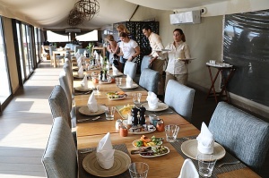 Travelnews.lv izbauda 5 zvaigžņu viesnīcas «Kingfisher Lodge» vakariņas un brokastis. Atbalsta: VisitSharjah.com un Novatours.lv 31