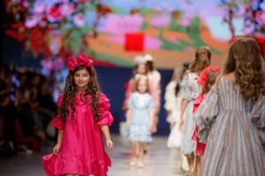 31. Rīgas modes nedēļas programma ietvērai labāko Latvijas modes mākslinieku un ārvalstu dizaineru 2020. gada pavasara-vasaras sezonas kolekciju skate 49