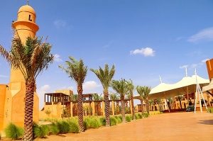 Tuksnesī apmeklējam un pusdienojam Šārdžas emirātu viesnīcā «Al Badayer Oasis», kas pieder emirāta īpašo naktsmītņu kolekcijai «Mysk  Sharjah Collecti 1