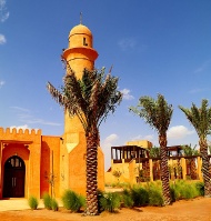 Tuksnesī apmeklējam un pusdienojam Šārdžas emirātu viesnīcā «Al Badayer Oasis», kas pieder emirāta īpašo naktsmītņu kolekcijai «Mysk  Sharjah Collecti 8