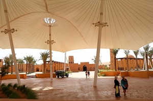 Tuksnesī apmeklējam un pusdienojam Šārdžas emirātu viesnīcā «Al Badayer Oasis», kas pieder emirāta īpašo naktsmītņu kolekcijai «Mysk  Sharjah Collecti 13