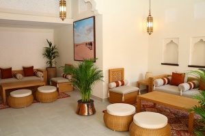 Tuksnesī apmeklējam un pusdienojam Šārdžas emirātu viesnīcā «Al Badayer Oasis», kas pieder emirāta īpašo naktsmītņu kolekcijai «Mysk  Sharjah Collecti 20