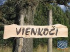 Cēsu rajona Līgatnes pagastā nesen sācis darboties koktēlnieka Riharda Vidzicka iekārtotais koka skulptūru parks Vienkoči 1