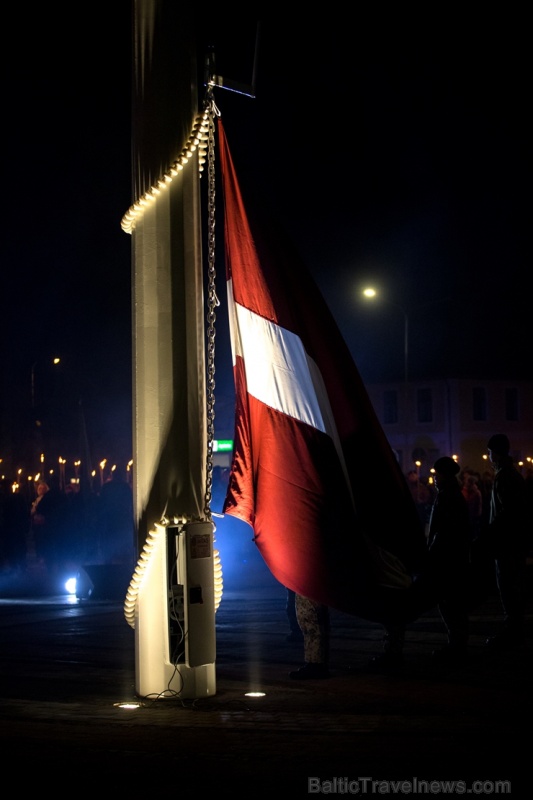 Alūksnē Alūksnē Lāčplēša dienas gājienā godina tautas varoņus un ieskandina valsts svētkus 271094