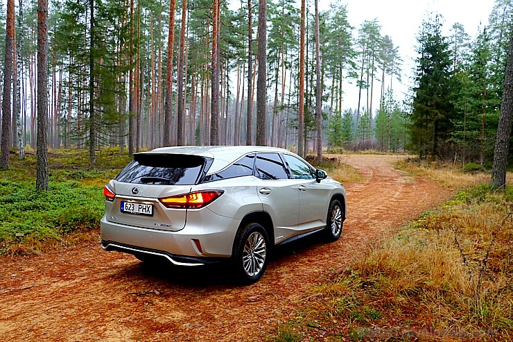 Travelnews.lv Latvijas svētku dzimšanas dienu sagaida ar jauno «Lexus RX450HL» 271444