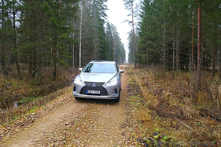 Travelnews.lv Latvijas svētku dzimšanas dienu sagaida ar jauno «Lexus RX450HL» 271447