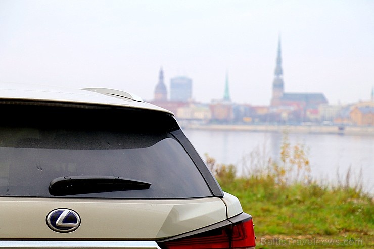 Travelnews.lv Latvijas svētku dzimšanas dienu sagaida ar jauno «Lexus RX450HL» 271487