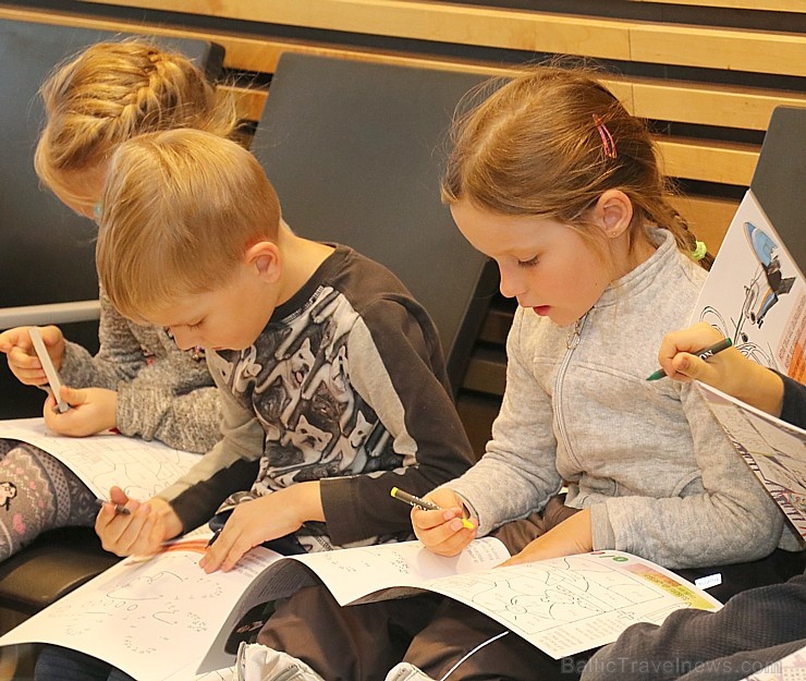 Tagad bērni starptautiskajā lidostā Rīga latviešu un angļu valodā iegūs jauku grāmatiņu «Domā, krāso, atrisini!» 271966