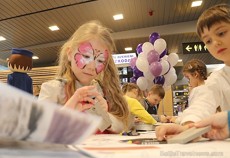 Tagad bērni starptautiskajā lidostā Rīga latviešu un angļu valodā iegūs jauku grāmatiņu «Domā, krāso, atrisini!» 271968